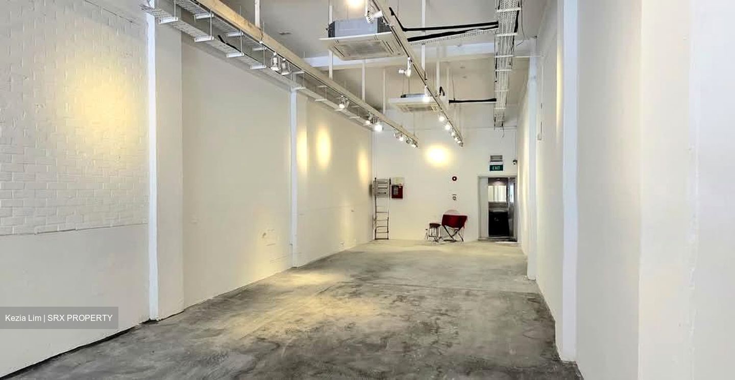 Beach Road (D7), Retail #575688701